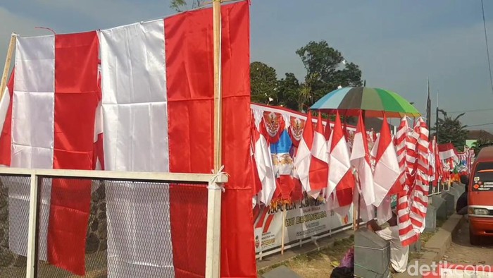 Pedagang bendera dadakan di Tasikmalaya.