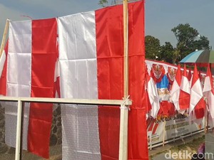 Jelang HUT RI, Pedagang Bendara Dadakan Mulai Mejamur di Tasik