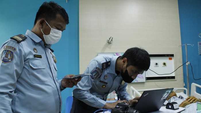 Pegawai Imigrasi Medan saat melakukan layanan I-MED Larasati di RS Columbia Asia. (Foto: Dok Imigrasi Medan)