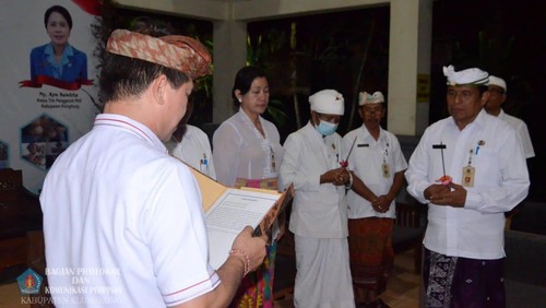 Pelantikan PJ Sekda Klungkung di rumah jabatan bupati pada Selasa malam (1/8/2023).