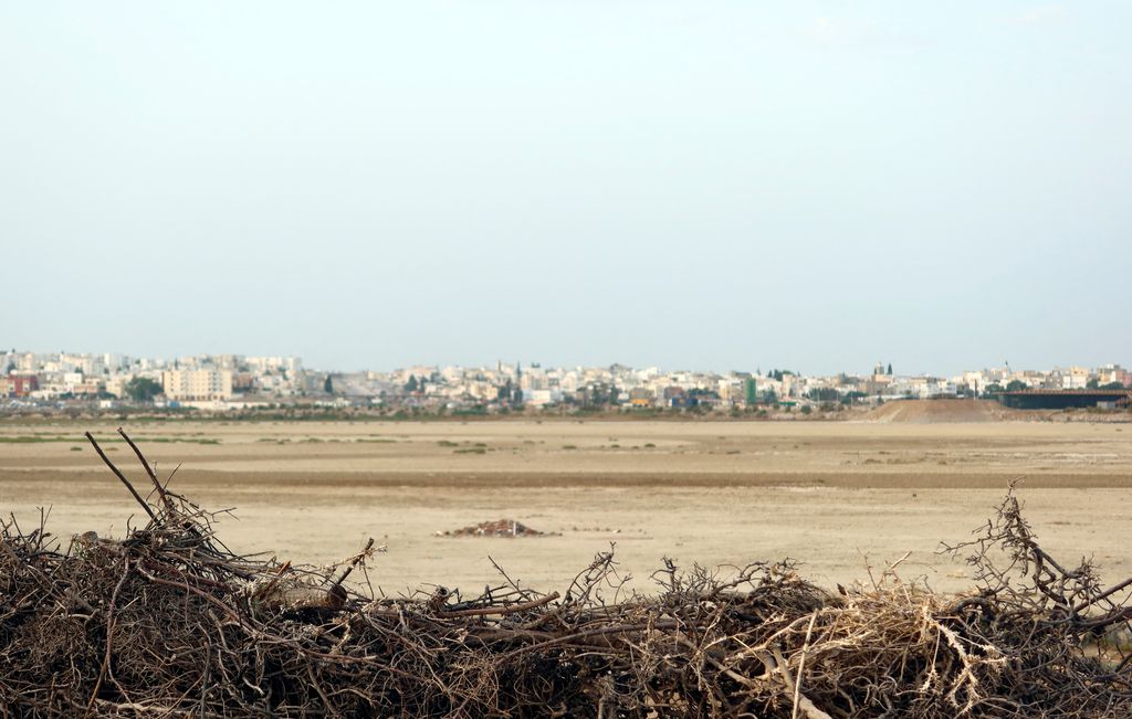 Pemandangan danau Al Sejoumi yang mengering di Tunis, Tunisia, 22 Juli 2023. (REUTERS/Jihed Abidellaoui)