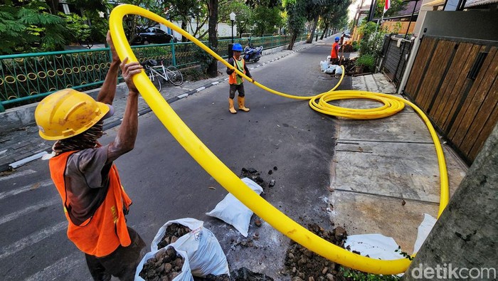 Pembangunan Jaringan Pipa Gas Rumah Tangga Pekerja melakukan penggalian jaringan pipa gas rumah tangga di salah satu perumahan di Pondok Karya, Tangerang Selatan, Banten, Selasa (1/8/2023). Saat ini, PT PGN tengah membangun jaringan pipa gas di 15 titik pembangunan jaringan gas rumah tangga melalui skema investasi internal untuk 4 Provinsi, yaitu Lampung, DKI Jakarta, Banten, dan Jawa Barat meliputi 11 Kabupaten Kota yaitu Lampung, Bekasi, Cilegon, Cirebon, Jakarta Timur, Jakarta Barat, Jakarta Pusat, Karawang, Kota Tangerang, Kab Tangerang, dan Bogor.