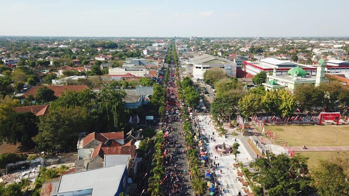 Pemkab Klaten kembali menggelar Klaten Lurik Carnival (KLC) pada Minggu (30/7/2023).