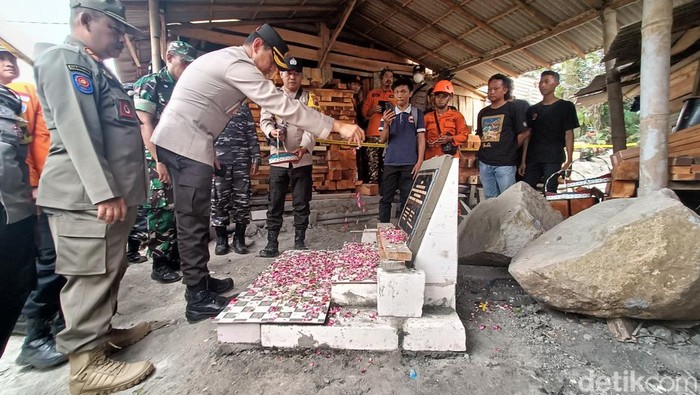 Kapolresta Banyumas, Kombes Edy Suranta Sitepu menaburkan bunga di monumen delapan penambang terjebak air di Desa Pancurendang, Kecamatan Ajibarang, Banyumas, Selasa (1/8/2023).