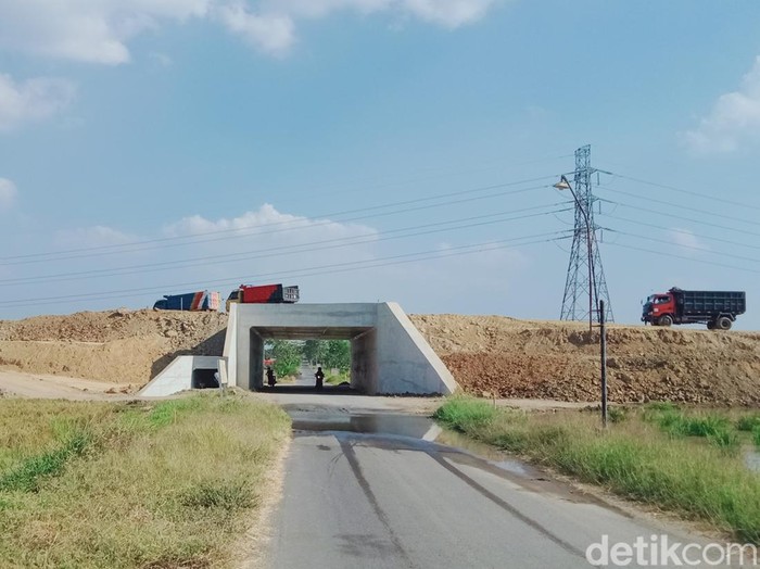 Penampakan proyek tol Jogja-Solo di Desa Kuncen, Kecamatan Ceper, Kabupaten Klaten, Selasa (1/8/2023).