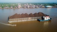 Pendangkalan yang menghambat lalu lintas angkutan pertambangan itu terjadi akibat pergeseran tanah yang terbawa arus dari bagian hulu, sementara aktivitas pengerukan yang dulunya rutin dilakukan sejak belasan tahun terakhir belum pernah dilakukan.   