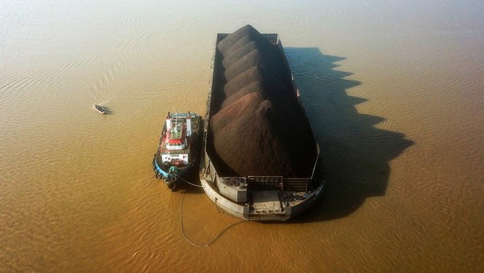 Foto udara kapal tongkang bermuatan batu bara terdampar di muara Sungai Batanghari yang sudah mengalami pendangkalan di Kampung Laut, Tanjung Jabung Timur, Jambi, Selasa (1/8/2023). Pendangkalan yang menghambat lalu lintas angkutan pertambangan itu terjadi akibat pergeseran tanah yang terbawa arus dari bagian hulu, sementara aktivitas pengerukan yang dulunya rutin dilakukan sejak belasan tahun terakhir belum pernah dilakukan. ANTARA FOTO/Wahdi Septiawan/nym.