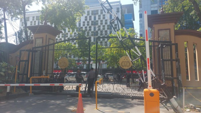 Penjagaan di pintu masuk Mabes Polri diperketat saat Panji Gumilang diperiksa