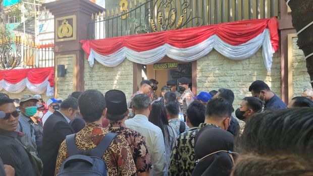 Penjagaan di pintu masuk Mabes Polri diperketat saat Panji Gumilang diperiksa