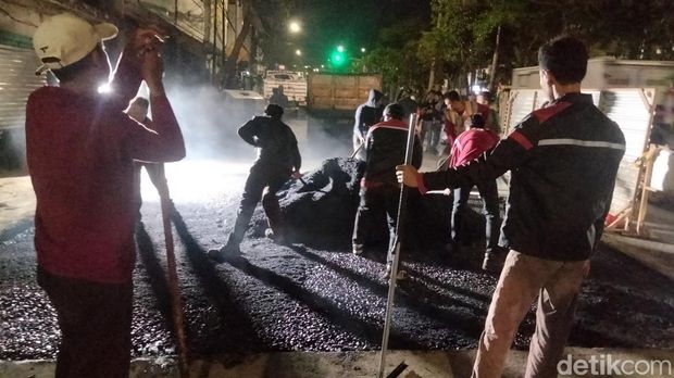 Perbaikan aspal jalan Pasar Kembang