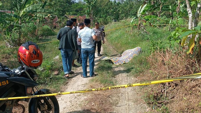 Polisi melakukan olah TKP lokasi pembunuhan korban di Sampang