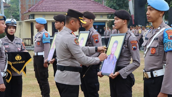 Polisi mencoret foto 3 personel Polresta Magelang dalam upacara  PTDH, Selasa (1/8/2023). Diketahui ketiganya tidak hadir dalam upacara itu.