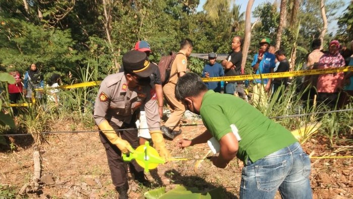 Polisi saat melakukan olah TKP penemuan mayat di Jalan Manggung-Karanganyar, Pedukuhan Karanganyar, Kalurahan Ngalang, Kapanewon Gedangsari, Kabupaten Gunungkidul, Selasa (1/8/2023).
