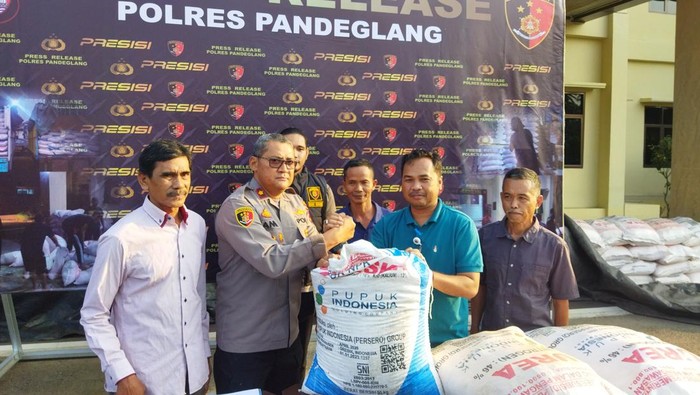 Polisi serahkan pupuk subsidi bukti kasus penyelewengan subsidi di Pandeglang (Aris-detikcom)