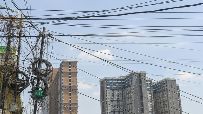 Instalasi jaringan kabel utilitas tampak semrawut di tepi Jalan Ciledug Raya, Cipulir, Jakarta, Selasa (1/8/2023). Pemerintah Provinsi DKI Jakarta menargetkan Jakarta akan bebas dari kabel-kabel udara dan tiang listrik pada 2028. ANTARA FOTO/Aditya Pradana Putra/aww.