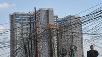 Instalasi jaringan kabel utilitas tampak semrawut di tepi Jalan Ciledug Raya, Cipulir, Jakarta, Selasa (1/8/2023).  