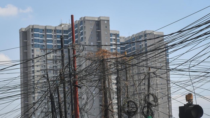 Instalasi jaringan kabel utilitas tampak semrawut di tepi Jalan Ciledug Raya, Cipulir, Jakarta, Selasa (1/8/2023). Pemerintah Provinsi DKI Jakarta menargetkan Jakarta akan bebas dari kabel-kabel udara dan tiang listrik pada 2028. ANTARA FOTO/Aditya Pradana Putra/aww.
