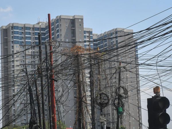 Potret Kabel Kusut Semrawut di Jakarta yang Mau Dimusnahkan