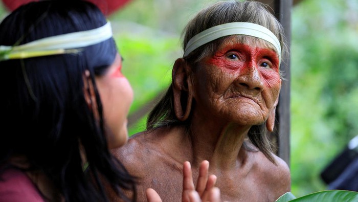 Hutan Amazon masih penuh misteri. Di pedalamannya terdapat sebuah suku terisolasi yang ditakuti, namanya Waorani.