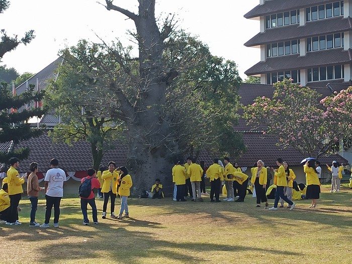Potret Maba UI Ambil Jaket Kuning Potret Maba UI Ambil Jaket Kuning