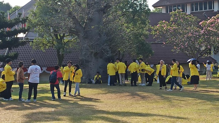 Potret Maba UI Ambil Jaket Kuning