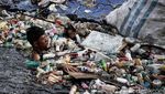 Sampah Plastik Masih Mendera Sungai di Jakarta