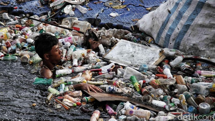 Potret Sampah yang Selalu Timbulkan Masalah di Ibukota Warga sedang membersihkan sampah di sungai kawasan Rawa Sengon, Koja, Jakarta Utara.