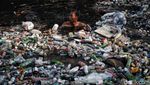 Sampah Plastik Masih Mendera Sungai di Jakarta