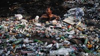 Sampah yang mencemari sungai itu didominasi oleh botol plastik.