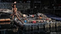 Menurut hasil riset perusahaan pengelola sampah, Waste4Change, menemukan bahwa sebagian besar sampah plastik fleksibel di DKI Jakarta tak didaur ulang dan berakhir di tempat pembuangan akhir (TPA). Sampah plastik dinilai memiliki peran besar dalam isu pencemaran sungai di Indonesia.  