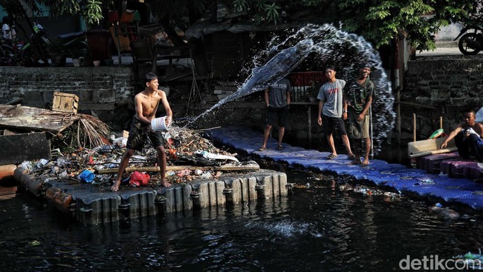 Potret Sampah yang Selalu Timbulkan Masalah di Ibukota Warga sedang membersihkan sampah di sungai kawasan Rawa Sengon, Koja, Jakarta Utara.