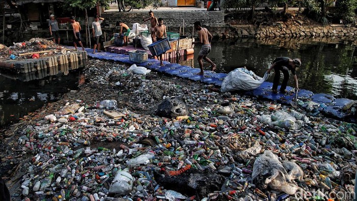 Potret Sampah yang Selalu Timbulkan Masalah di Ibukota Warga sedang membersihkan sampah di sungai kawasan Rawa Sengon, Koja, Jakarta Utara.