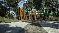 Saat ini taman ASEAN telah dipercantik dengan penambahan sepuluh pilar berwarna coklat.
