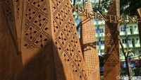 Setiap pilar dipercantik dengan ornamen yang berbeda-beda.  