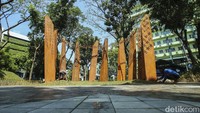 Petugas menyelesaikan pengerjaan taman.  