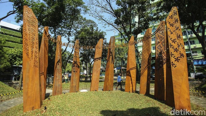 Jadi tuan rumah KTT ASEAN, Jakarta mempercantik taman ASEAN yang kini memiliki 10 pilar dan lebih terlihat asri. Begini potretnya