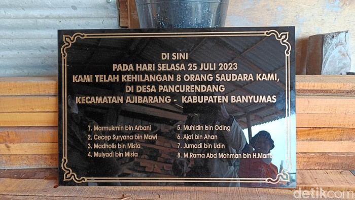 Prasasti  nama kedelapan penambang emas terjebak di Pancurendang Banyumas. Foto diambil Selasa (1/8/2023).