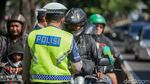 Priiit! Polisi Tilang Penerobos Jalur TransJ Arteri Pondok Indah