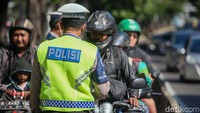 Anggota dari Satgas TransJakarta berjaga di sejumlah titik untuk melakukan tilang manual kepada pengendara yang bandel.  