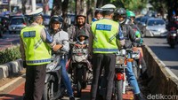 Tilang manual dilakukan untuk menertibkan pengendara yang menerobos jalur TransJakarta.  