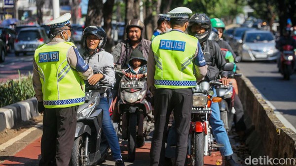 Priiit! Polisi Tilang Penerobos Jalur TransJ Arteri Pondok Indah