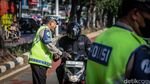 Priiit! Polisi Tilang Penerobos Jalur TransJ Arteri Pondok Indah