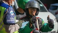 Salah seorang pengendara mengacungkan jempolnya usai ditilang.  