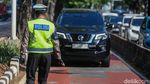 Priiit! Polisi Tilang Penerobos Jalur TransJ Arteri Pondok Indah