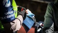 Polisi menilang pengendara yang menerobos jalur TransJakarta Jalan Sultan Iskandar Muda, Arteri Pondok Indah, Jakarta, Selasa (1/8/2023) sekitar pukul 14.30 WIB.  