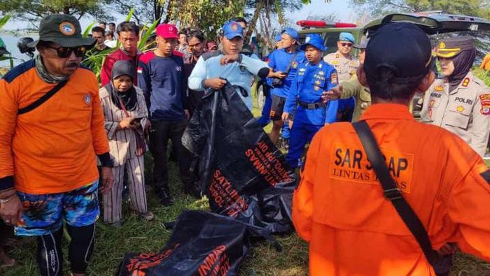 Proses evakuasi bocah korban tenggelam di Kali Progo, Kulon Progo, DIY, Selasa (1/8/2023).