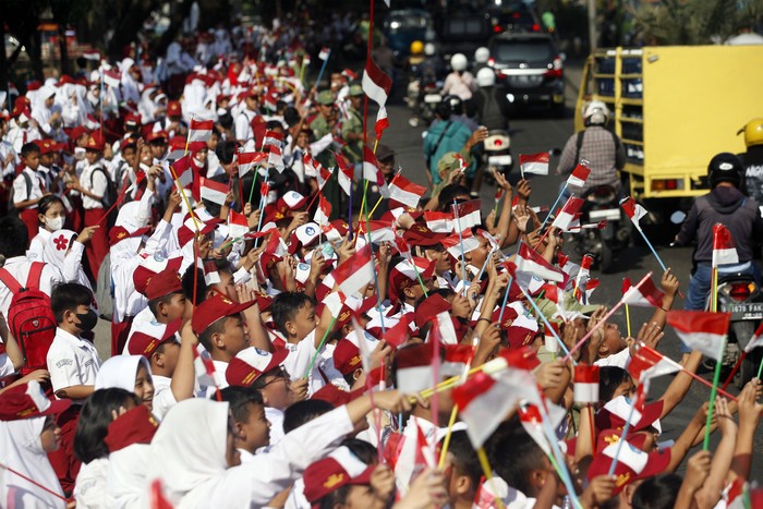 Sejumlah siswa Sekolah Dasar (SD) mengibarkan bendera merah putih di pinggir Jalan Raya Bogor, Cibinong, Kabupaten Bogor, Jawa Barat, Selasa (1/8/2023). Kegiatan tersebut diikuti ratusan Siswa SD untuk menyambut HUT Kemerdekaan Indonesia ke-78. ANTARA FOTO/Yulius Satria Wijaya