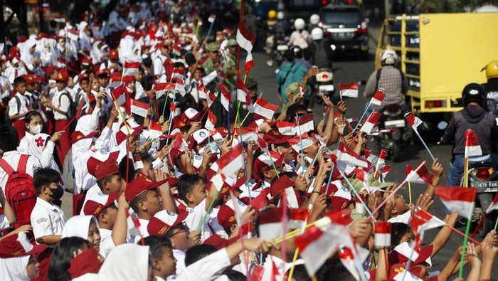Sejumlah siswa Sekolah Dasar (SD) mengibarkan bendera merah putih di pinggir Jalan Raya Bogor, Cibinong, Kabupaten Bogor, Jawa Barat, Selasa (1/8/2023). Kegiatan tersebut diikuti ratusan Siswa SD untuk menyambut HUT Kemerdekaan Indonesia ke-78. ANTARA FOTO/Yulius Satria Wijaya