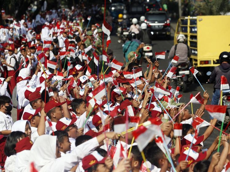 Ratusan Siswa SD Kibarkan Bendera Merah Putih di Pinggir Jalan
