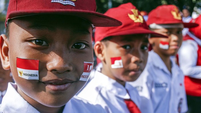 Sejumlah siswa Sekolah Dasar (SD) mengibarkan bendera merah putih di pinggir Jalan Raya Bogor, Cibinong, Kabupaten Bogor, Jawa Barat, Selasa (1/8/2023). Kegiatan tersebut diikuti ratusan Siswa SD untuk menyambut HUT Kemerdekaan Indonesia ke-78. ANTARA FOTO/Yulius Satria Wijaya
